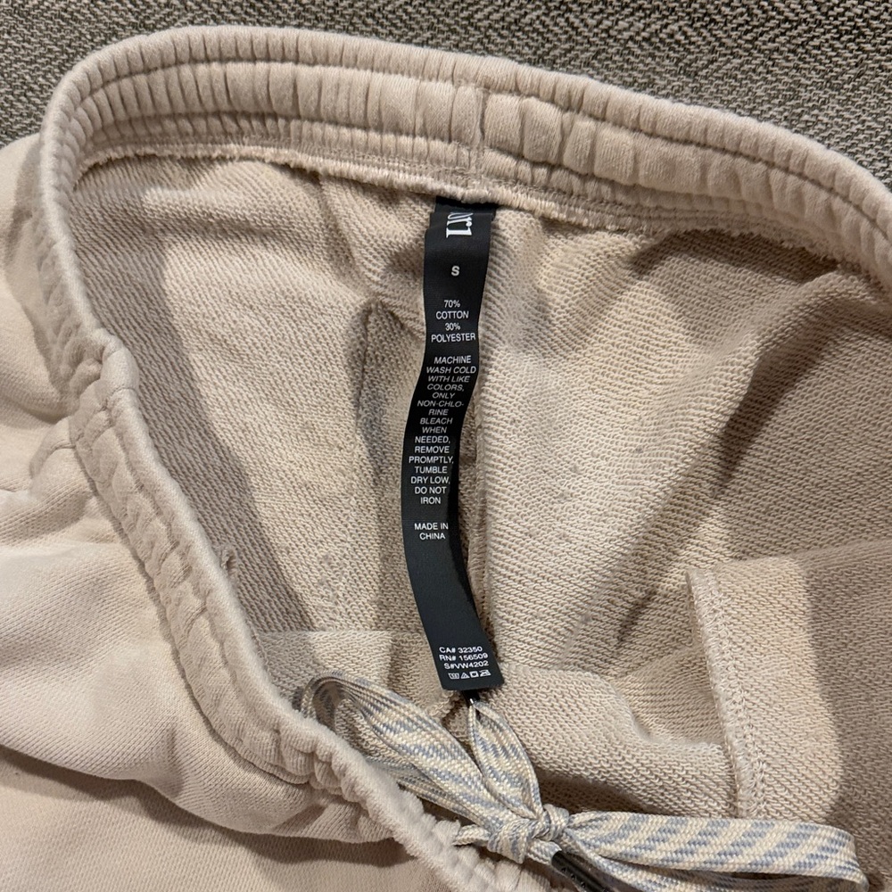 Vuori Women's Sedona Sweatpants in the Color Bone - Picture 3 of 5